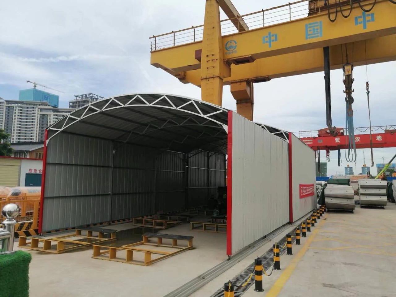 大型钢结构棚体施工现场