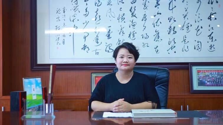 唐姐在办公室进行客户访谈与内容拍摄